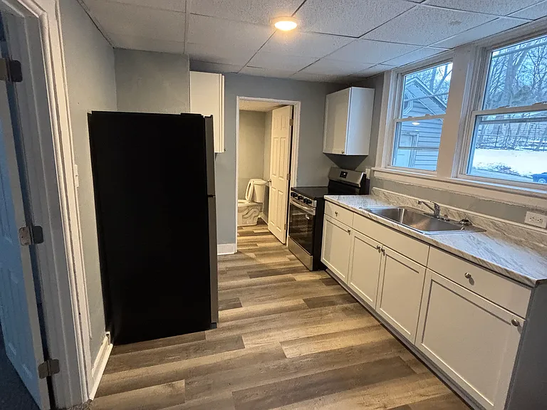 496 Whitney Ave — Photo 5