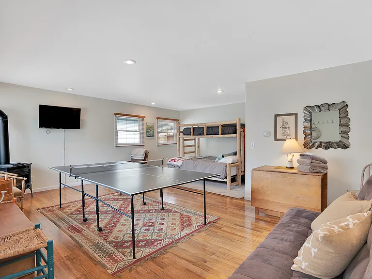 232 W 8th St — Photo 16