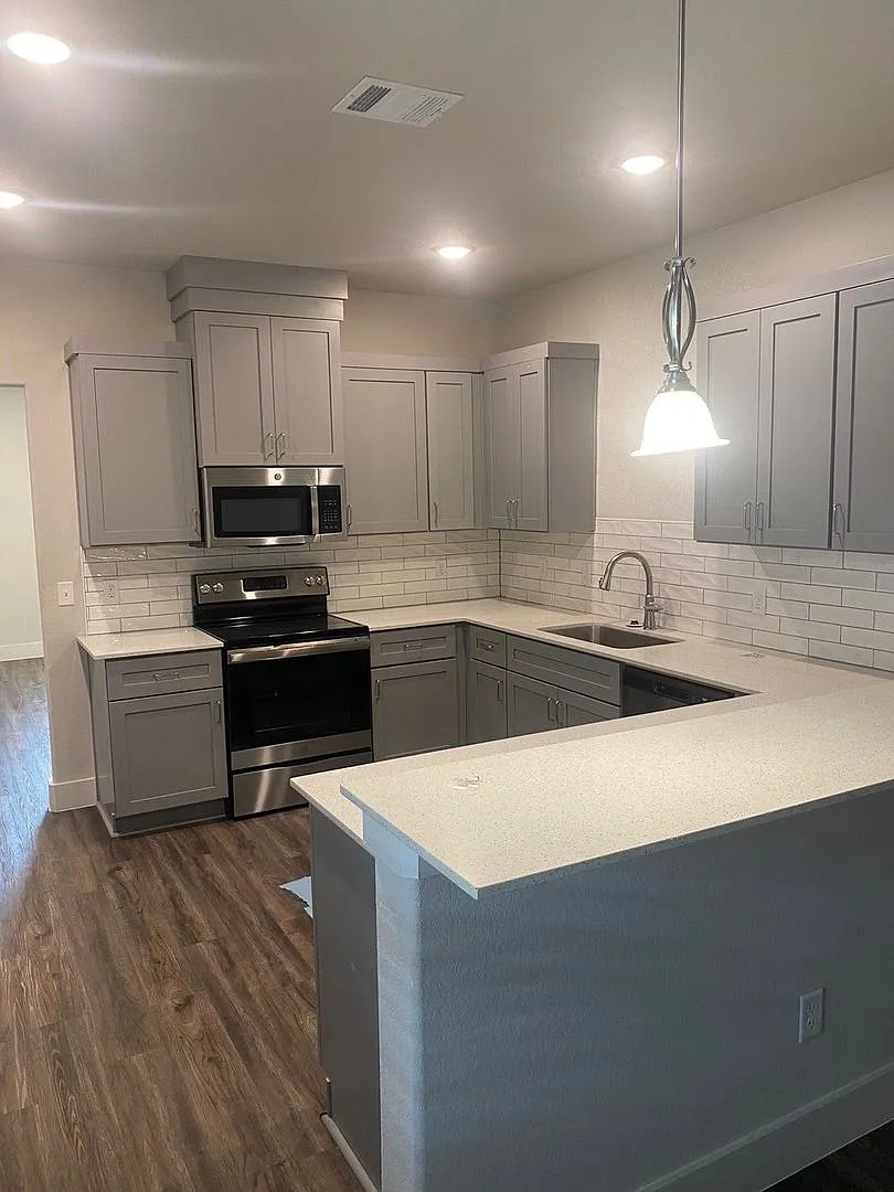 3/2.5/2 Coming Soon!! Refined, Modern Living In Godley, Tx — Photo 2