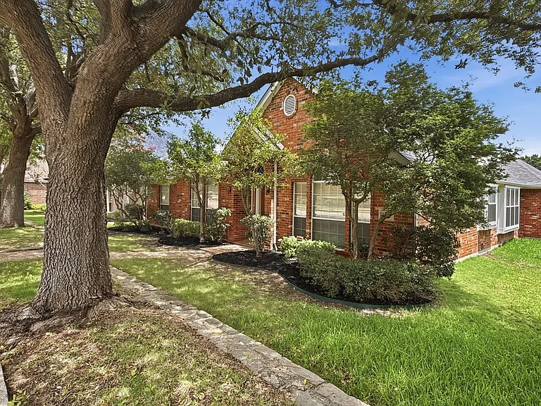 502 Overhill Dr — Photo 1