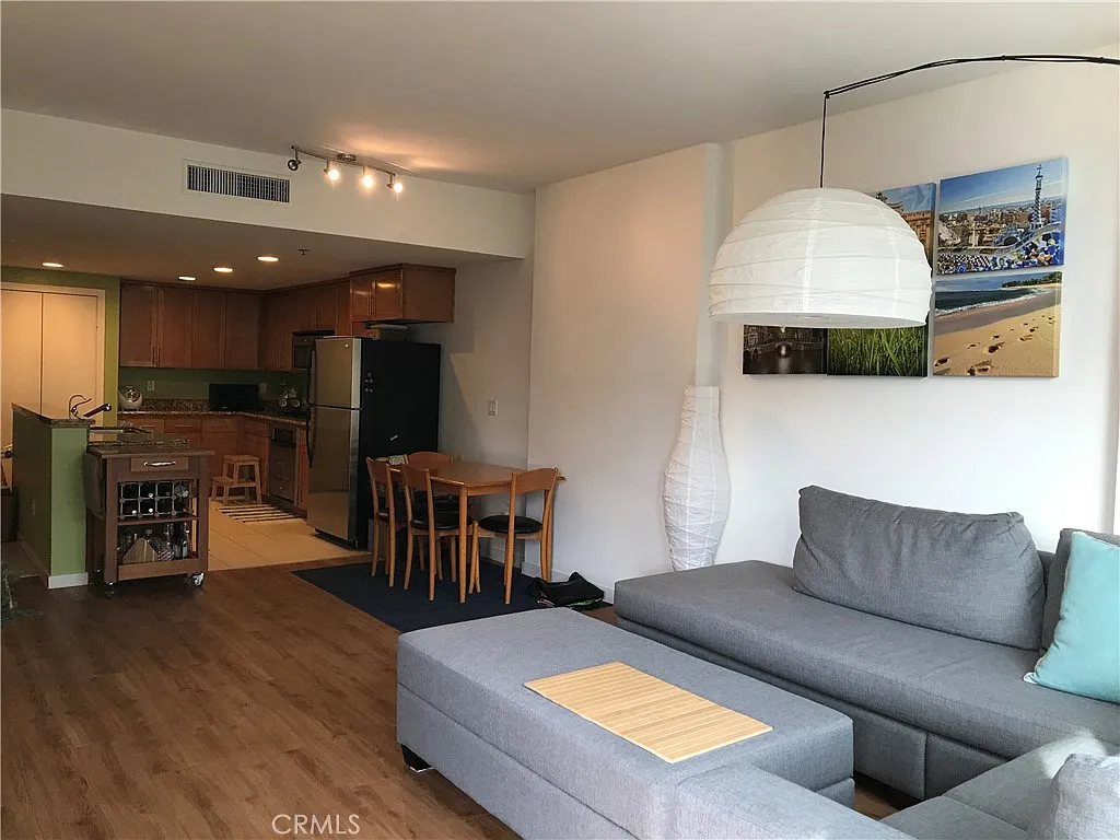 2 bed, 1040 sqft, $3,450 — Photo 4