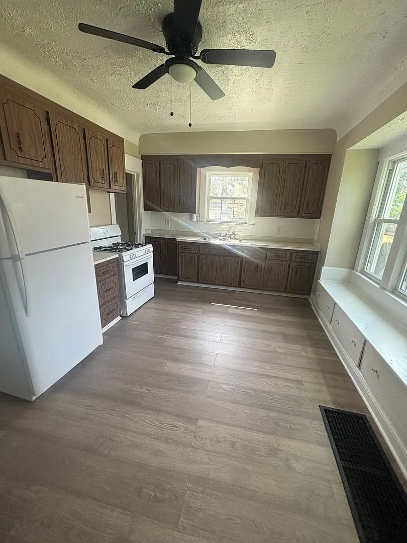 2bd Downstairs Duplex Section 8/Cash Pay — Photo 2