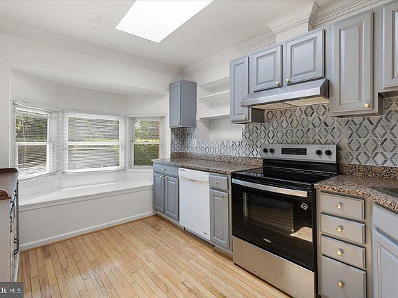 4th image of 202 S Cherry St