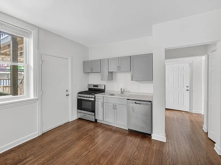 6565 N. Lakewood Renovated Rogers Park Apartments — Photo 12