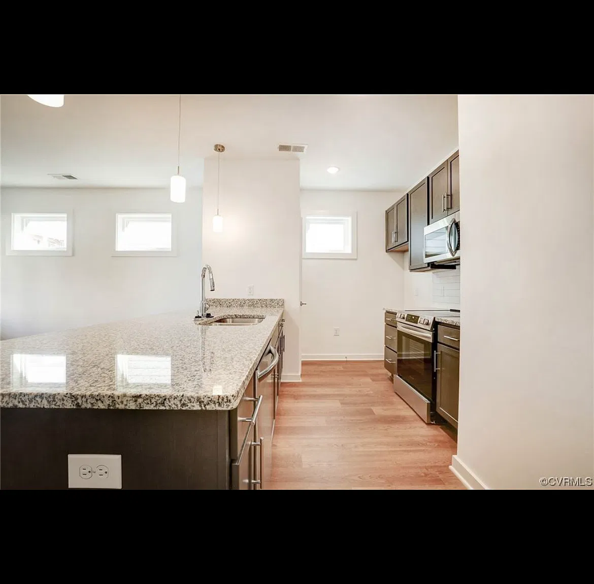 2 bed, 927 sqft, $1,950 — Photo 2