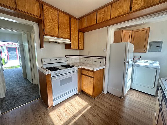 4th image of 1462 W 53rd St #1500