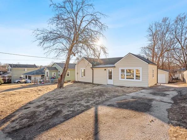 2324 E 40th Ct, Des Moines, IA 50317