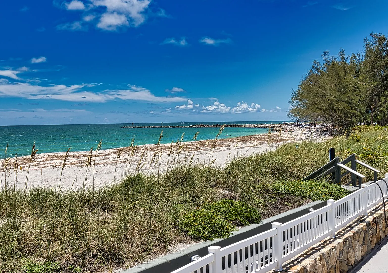 Seasonal Short-Term 2 Bedroom 2 Bathroom 2nd Floor Condo with Beach Access on Venice Island! — Photo 2