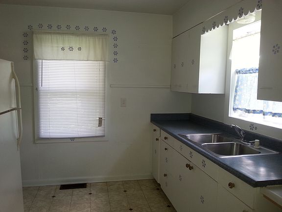 2nd image of 1809 Rosewood Dr
