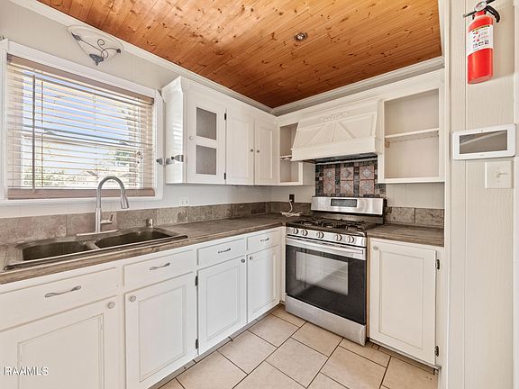5th image of 301 Genevieve Dr