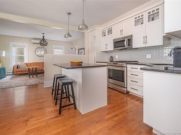 3rd image of 66 Charlotte St