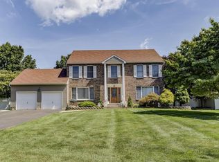 10 Kingsbridge Ct, Hazlet, NJ 07730