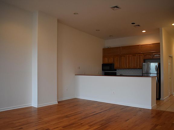 3rd image of 2218 Frankford Ave Floor 3