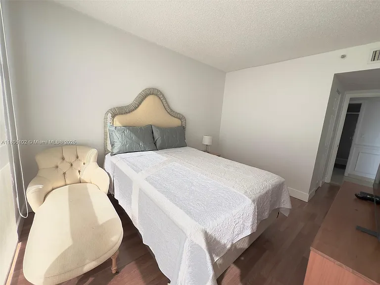 1000 W Island Blvd #2412 — Photo 25