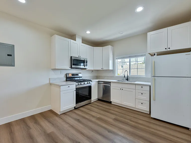 230 N Burlington Ave #1/2 — Photo 31
