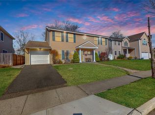27 Candy Ln, Syosset, NY 11791