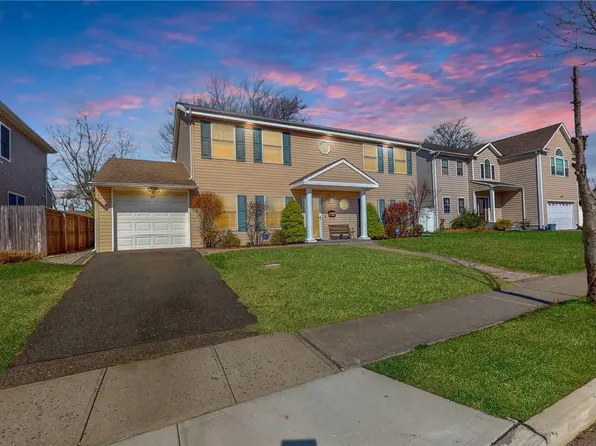 27 Candy Lane, Syosset, NY 11791