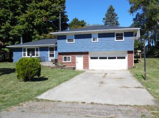 22424 Happy Dr, Cassopolis, MI 49031