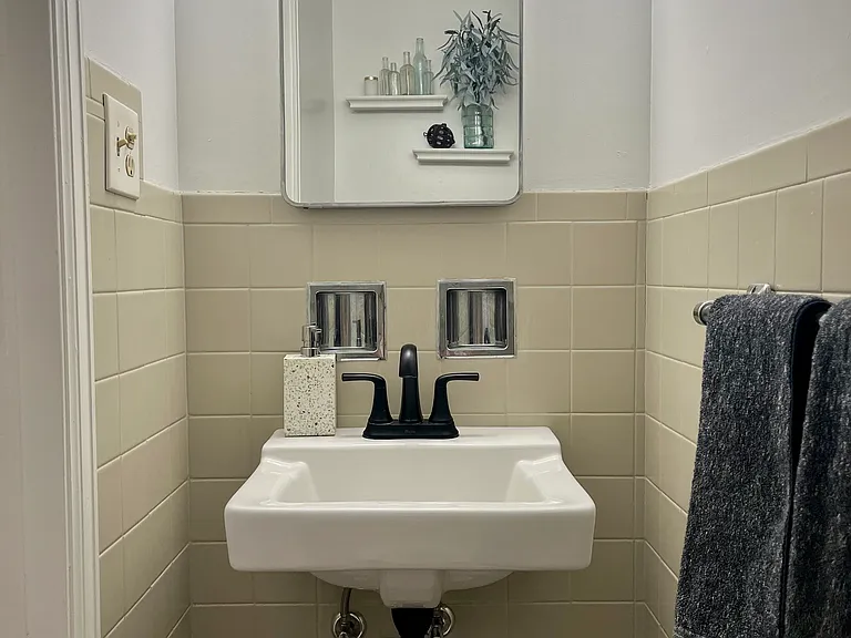 1/2 Bath