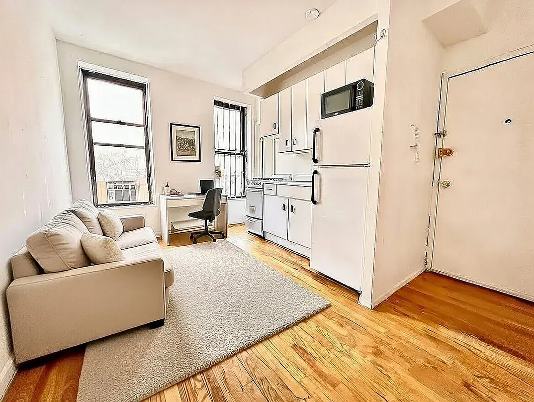 370 West 52nd Street — Photo 1