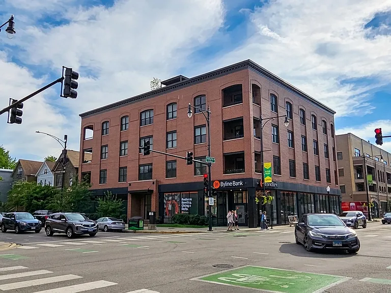 3154 N Southport Ave #202 — Photo 8