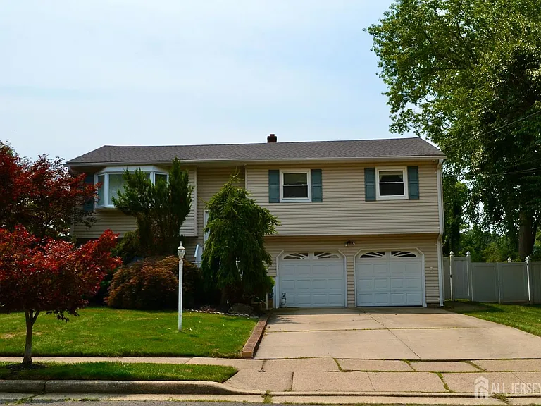 2 Albemarle Rd — Photo 2
