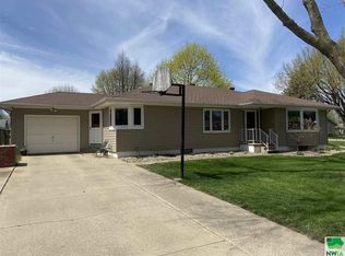 602 Iowa Ave SW, Orange City, IA 51041