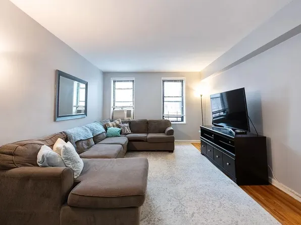 2229 Knapp Street image 9 of 31