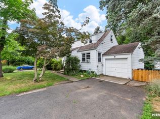 305 E Main St, Bergenfield, NJ 07621