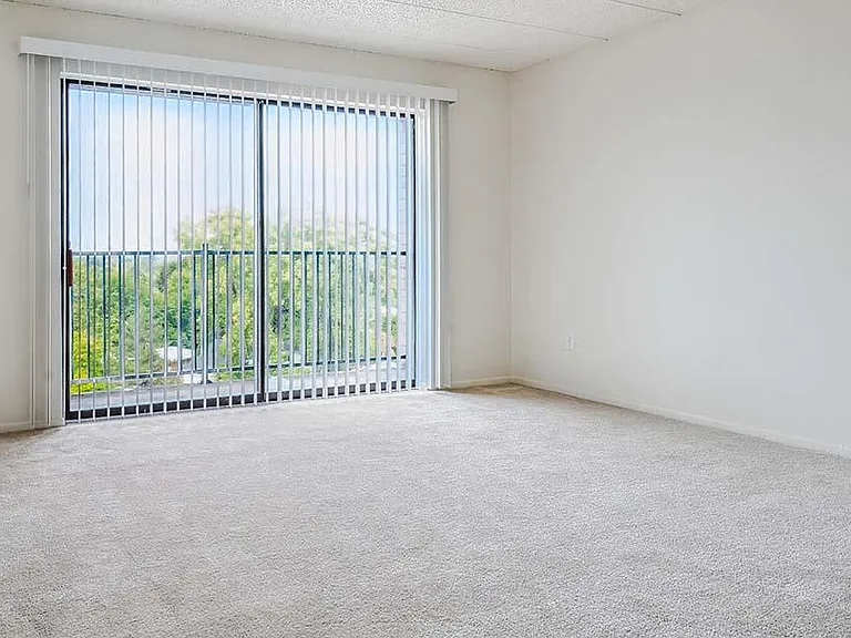 Lincoln Tower Apartments — Photo 8