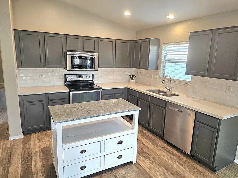 1111 E Chelsea Dr — Photo 3