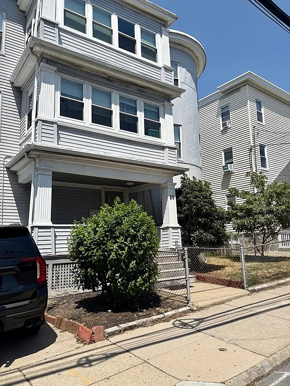 2 bed, 1.0 bath, 1348 sqft, $2,800 — Photo 1