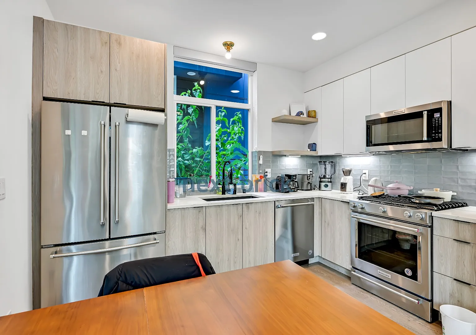 "Spacious 2 Bedroom, 2 bathroom in Prime Seattle Location!" — Photo 3
