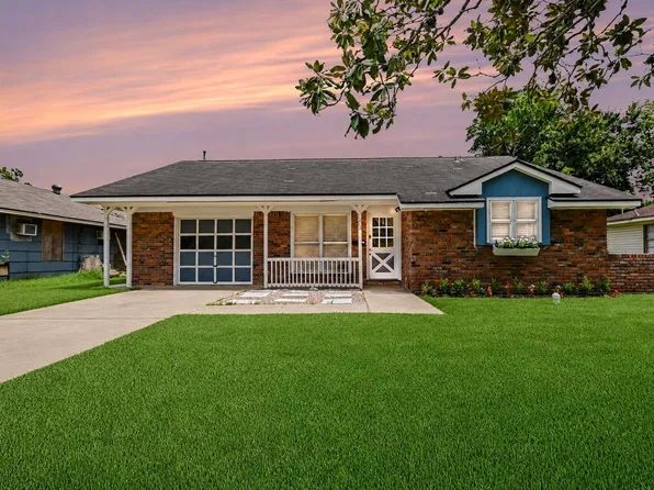 203 Chestnut St, Lake Jackson, TX 77566