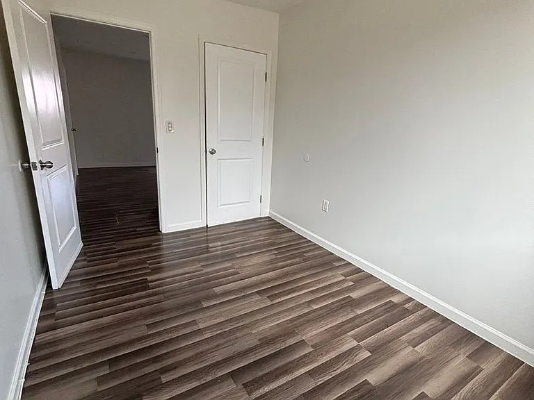 4020 Stevely Ave — Photo 12