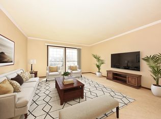 2076 Chateau Ct APT 106, Grafton, WI 53024