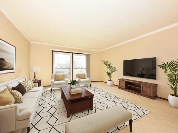 2076 Chateau Ct APT 106, Grafton, WI 53024