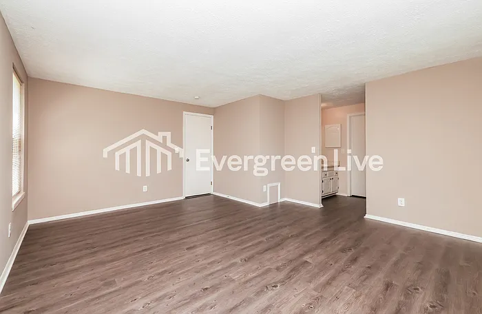 4911 Larchview Dr — Photo 7
