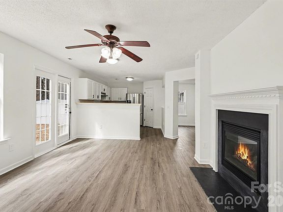 3rd image of 4407 Devonhill Ln