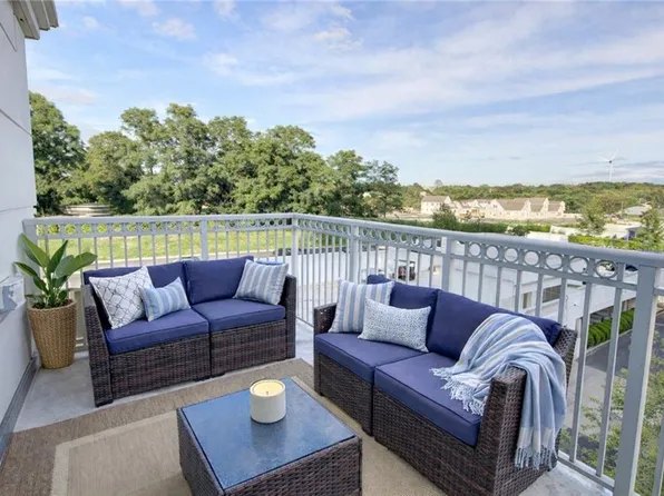 1 Tower Dr APT 406, Portsmouth, RI 02871
