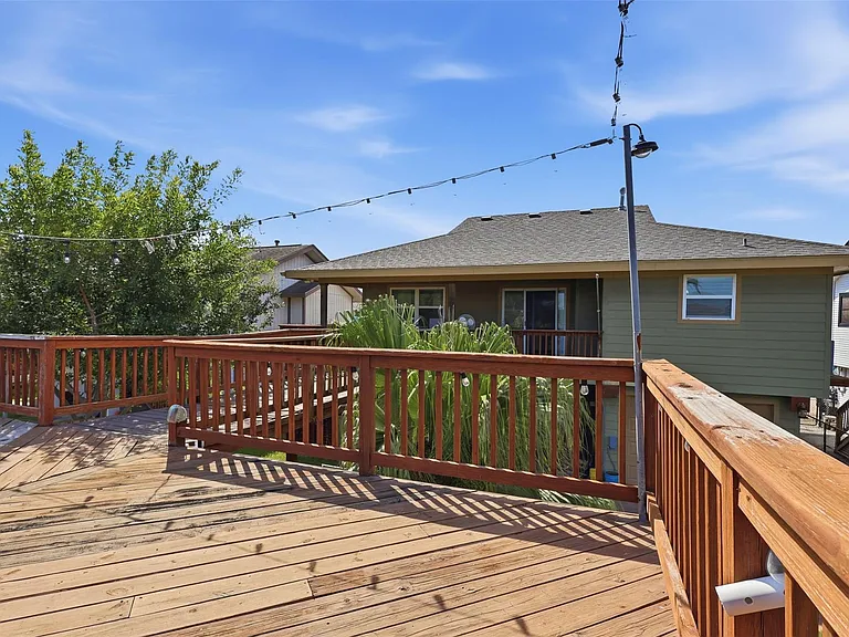 375 Ling St — Photo 14