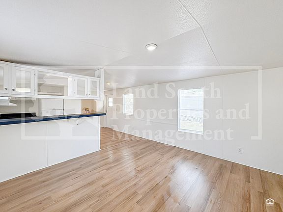 3rd image of 1165 Meadowlawn St