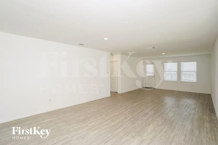 4 bed, 2.0 bath, 1627 sqft, $1,755 — Photo 4