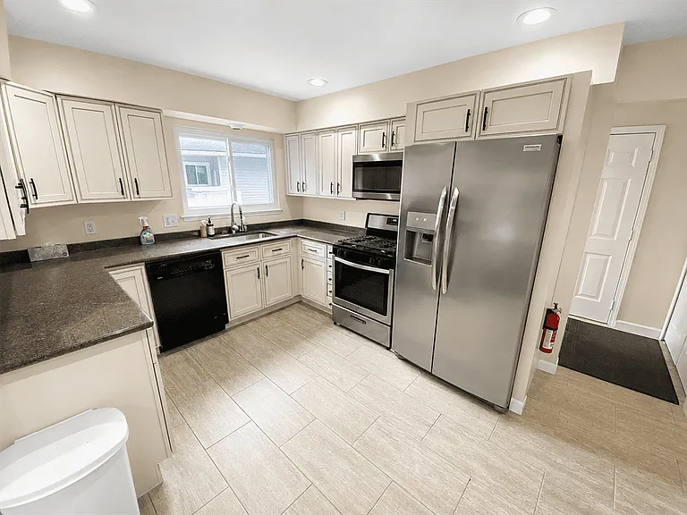 2226 Yorktown Dr — Photo 2