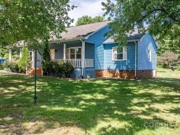 1776 Castlewood Ct, Hickory, NC 28602