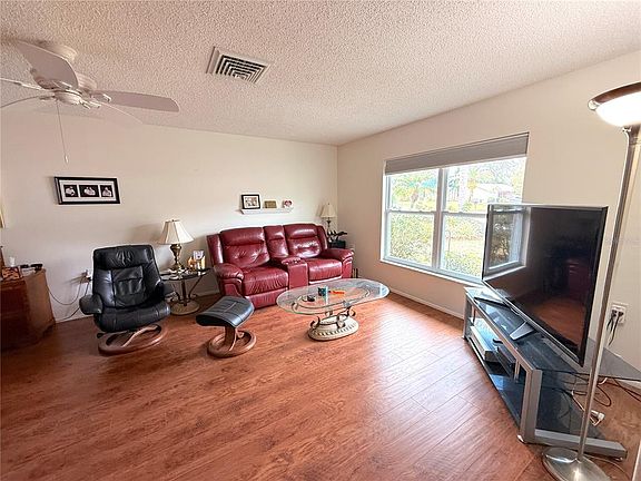 4th image of 8014 Casuarina Dr