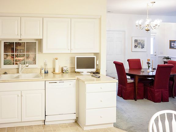 4th image of 2211 N Castle Ct #10 A