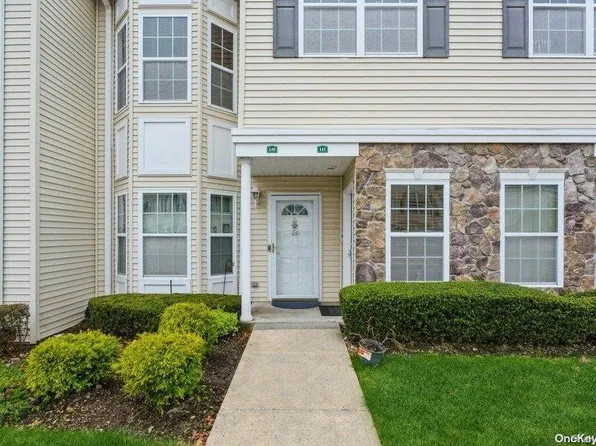 141 Spring Drive #141, East Meadow, NY 11554