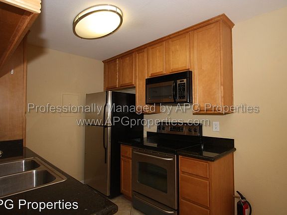 3rd image of 1345 Cabrillo Park Dr APT H1