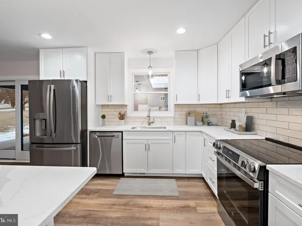 825 Overlook Dr, Lehighton, PA 18235